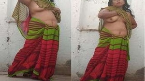 Indian housewife strips and gives a handjob