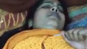 Watch a yellow-clad aunt in sari in a steamy xnxx video