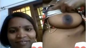 Tamil bhabhi flaunts her boobs and pussy on video call