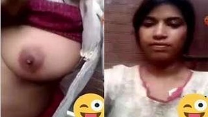 Pakistani beauty reveals her breasts in amateur video