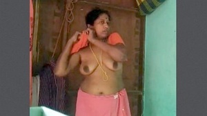 Mallu aunty Tia changing clothes in public