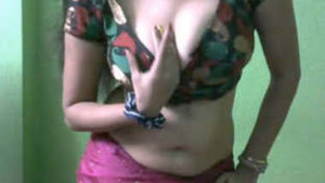 Busty Indian bhabhi flaunts her curves in a seductive dance