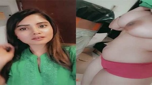 Pakistani girl shows off her beauty in a seductive striptease
