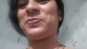 Masturbation and nude selfies in a sexy Indian auntie video