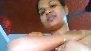 Kerala aunt starts a sexy video with big boobs and solo play