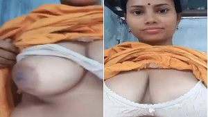 Amateur bhabhi flaunts her big boobs and pussy in exclusive video