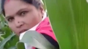 Desi sex video of Kamiya Mahila Kamgar getting fucked in the field