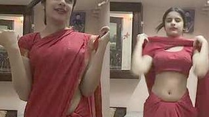 Desi bhbai flaunts her attractive belly button and large breasts