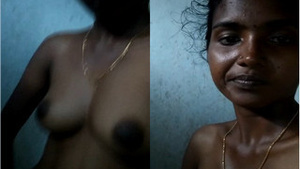 Indian bhabhi bares her boobs and pussy in exclusive video