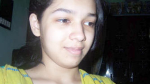 HD video of a young Indian girl shaving her pubic hair in the bath