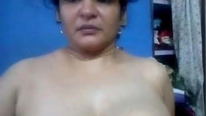 Busty bhabhi flaunts her big boobs and luscious nipples in a tantalizing video