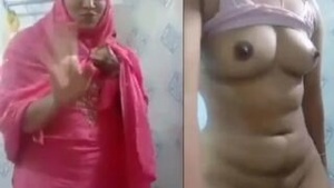 Desi Muslim babe reveals her body and pleasures herself on camera
