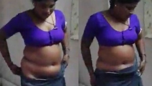 Curvy bhabi flaunts her belly button in steamy video
