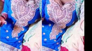 Bengali bhabi lifts salwaar and flashes panties and belly button in video