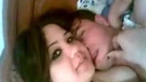 Tunisian prostitute offers sexual services in online video