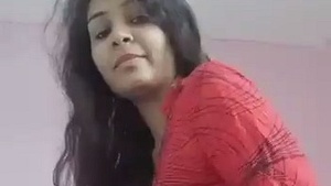 Adorable Indian girl flaunts her butt in hot video