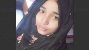 Bangladeshi woman enjoys giving oral pleasure at night