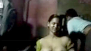 Aunty in saree gets fucked hard by young guy in leaked MMS