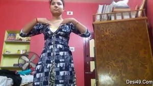 Desi girl makes money by exposing her private parts in a porn video
