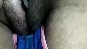 Watch Saavi bhabhi unveil her sari in a seductive manner