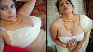 Exclusive video of a busty aunty exposing her big boobs