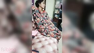 Desi housewife gets naughty and exposes her pussy on video