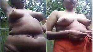 Indian MILF flaunts her big boobs