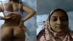 Boudi reveals her nude body and gets fucked by her lover