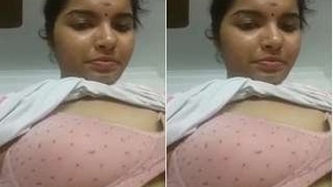 Indian aunty's naughty boob show