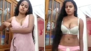 Lankan girl reveals her naked body in a seductive manner