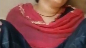 Watch this Pakistani beauty flaunt her tooth in this steamy video