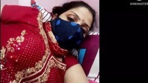 Tamil bhabhi strips and flaunts her nude body on webcam