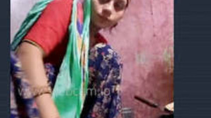 Bhabhi from the village flaunts her beautiful backside
